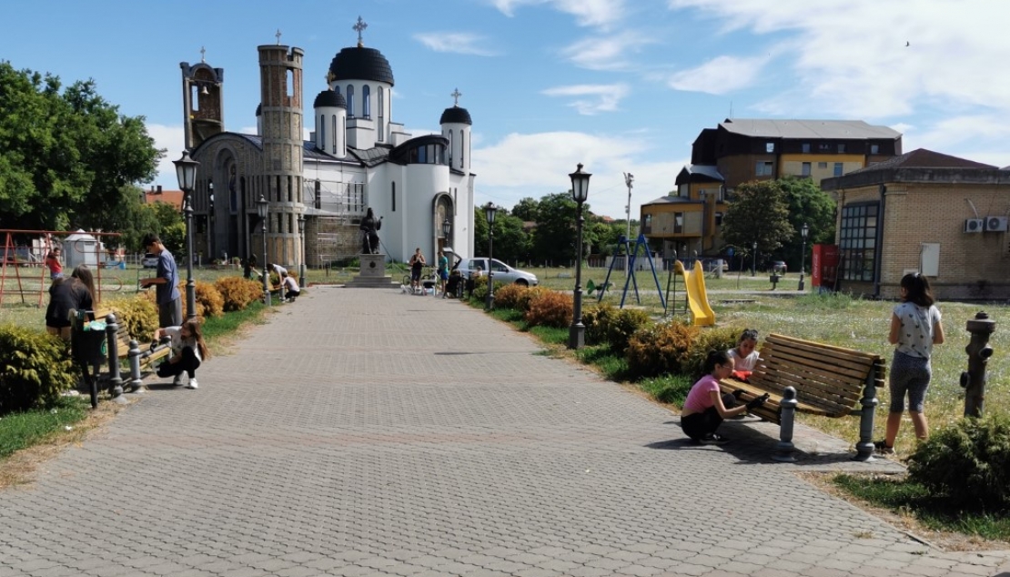 Акција фарбања клупа у центру Врбаса.