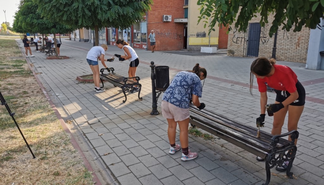 Акција фарбања купа у центру Црвенке.