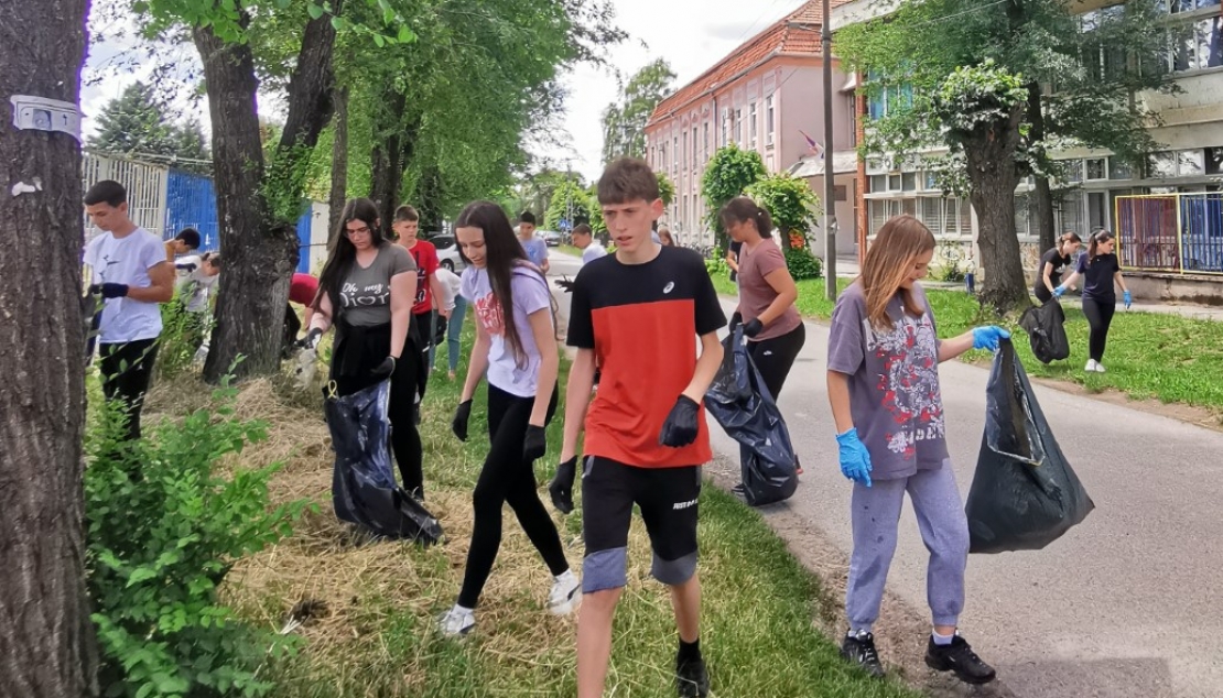 ЗА ЛЕПШИ ПОГЛЕД ИЗ УЧИОНИЦЕ!