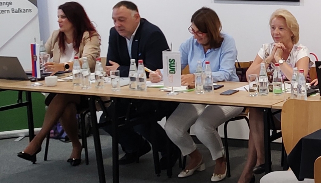 МАЛО ШИРИНЕ, МОЛИМ!